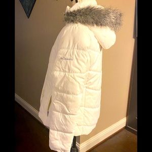 Columbia White jacket Size L W/ Faux Fur hood